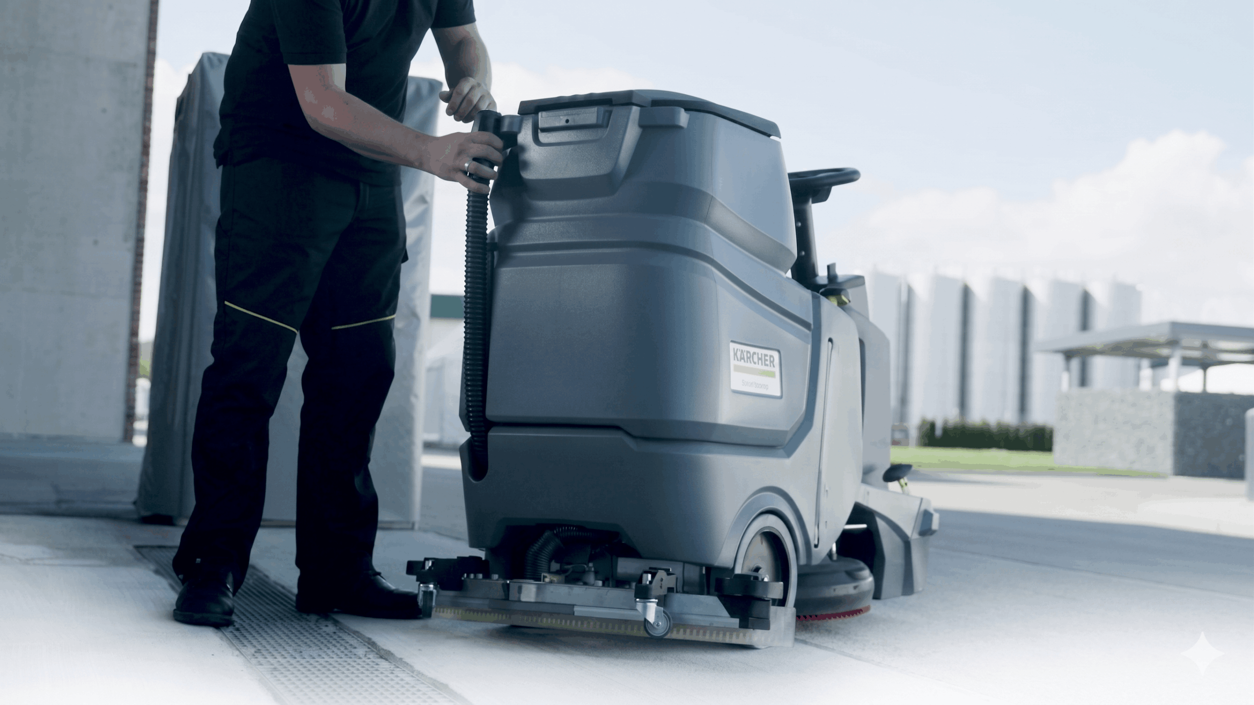 Pracownik z maszyną czyszczącą Karcher